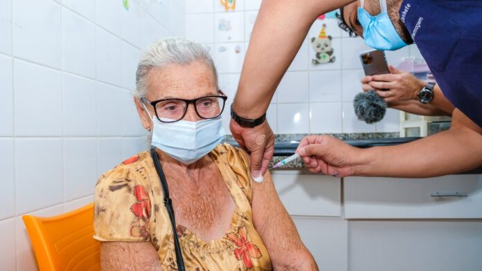 Aplicação da bivalente é ampliada e pessoas com 70 anos ou mais podem se vacinar