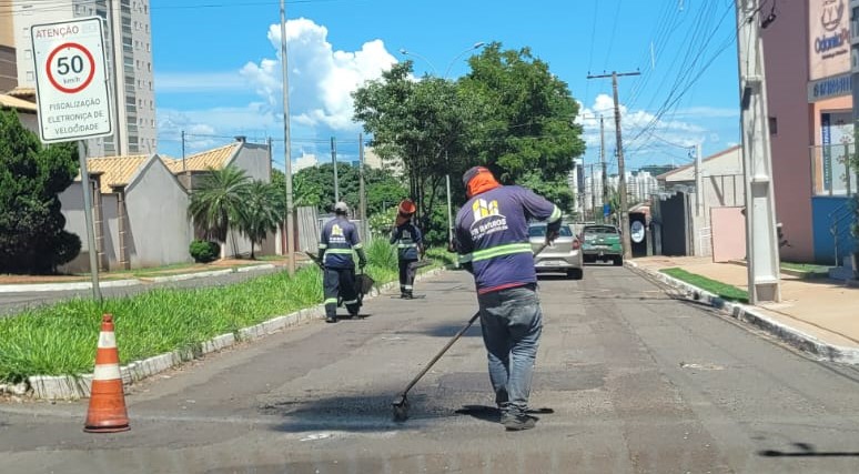 Atendendo pedido do vereador Ronilço Guerreiro, prefeitura realiza ação tapa-buraco na Rachid Neder