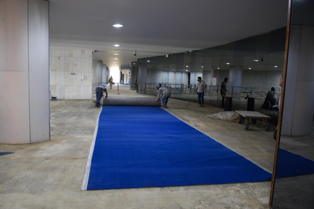 Vidros e espelhos foram substituídos. Agora mais uma etapa de restauração da estrutura é iniciada: a troca do carpete do Salão Azul, área de circulação comum de parlamentares, assessores, profissionais de imprensa, servidores e convidados na Casa.