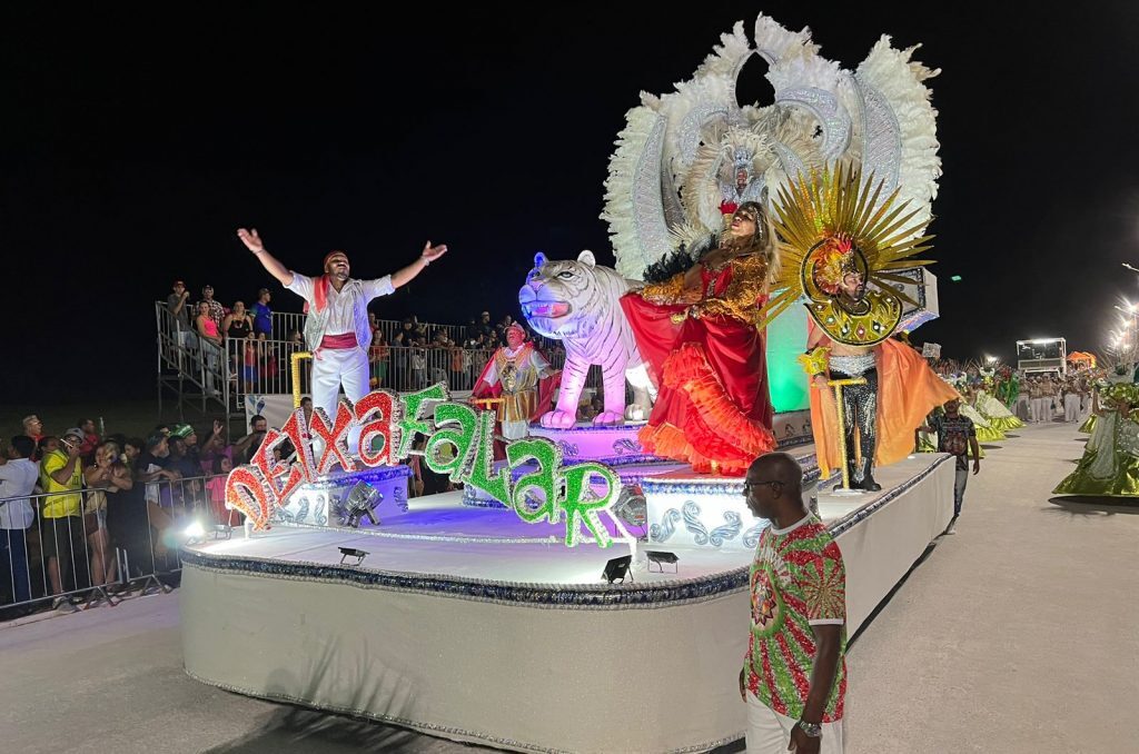 Deixa Falar e Mocidade da Nova Corumbá vencem desfiles de Carnaval em MS
