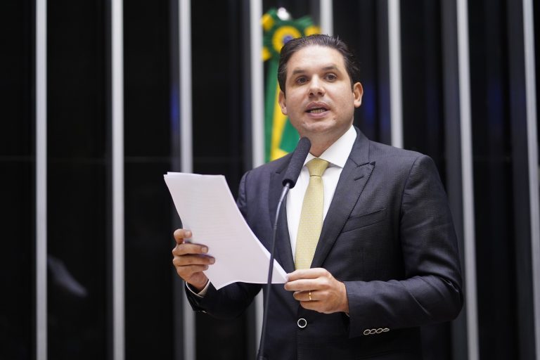 Deputado Hugo Motta fala ao microfone