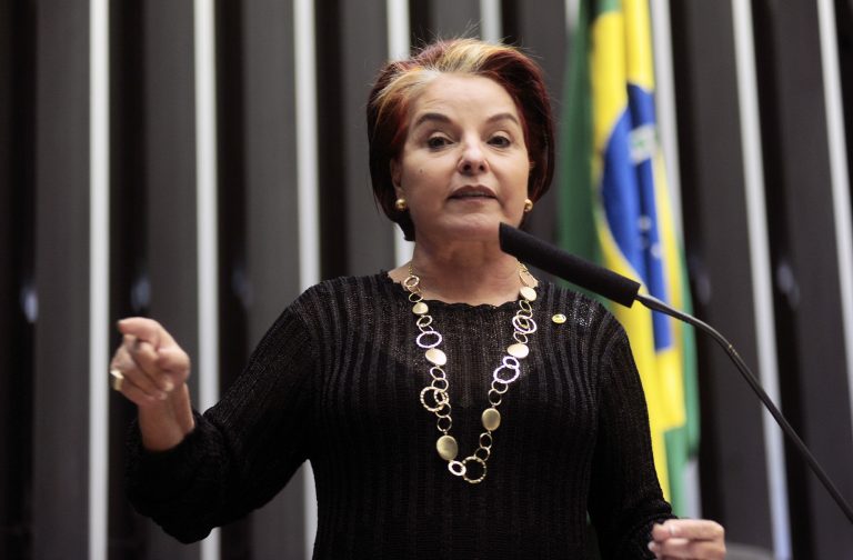 Iris de Araújo em discurso na tribuna do Plenário, em 2011