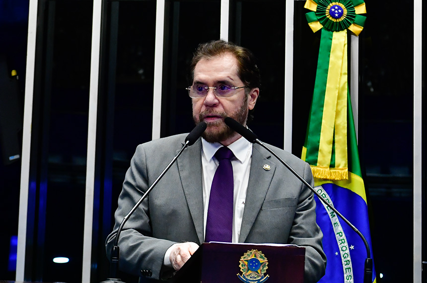 À tribuna, em discurso, senador Plínio Valério (PSDB-AM).