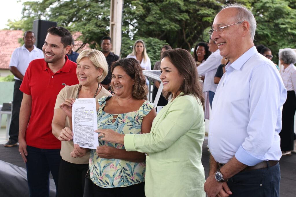 Prefeitura regulariza quase 300 moradias no Aero Rancho e Moreninhas e famílias recebem certidões para garantir a tranquilidade de morar no que é seu