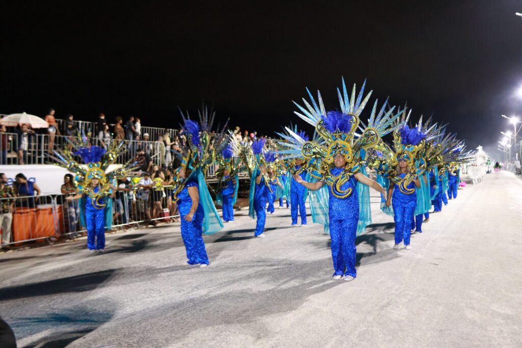 Primeira noite de desfiles das escolas de samba emociona público na Avenida