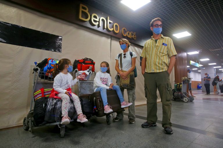 Relações Exteriores - geral - turistas aeroportos viagens aéreas passageiros máscaras coronavírus Covid-19 pandemia prevenção contágio contaminação (repatriação de argentinos no aeroporto de Salvador)