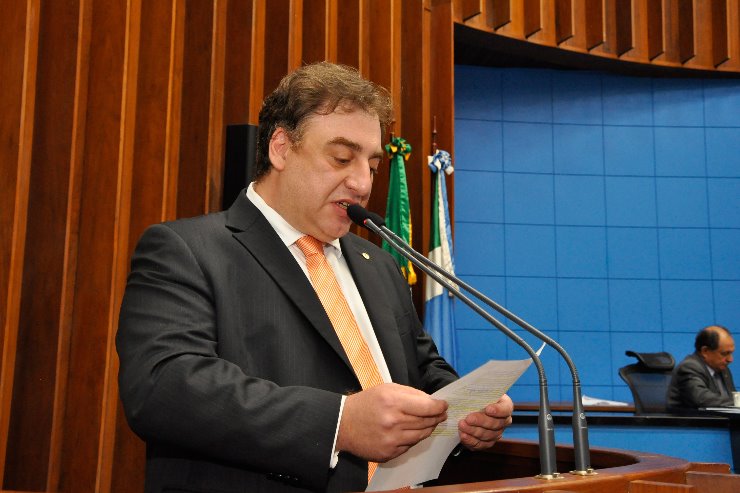 Proposta obriga disponibilidade de assentos às crianças perto de seus responsáveis