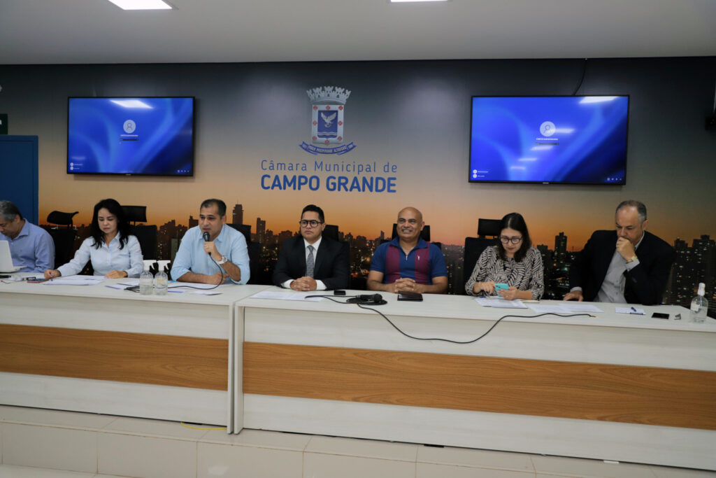 Secretária de Finanças presta contas aos vereadores durante audiência pública