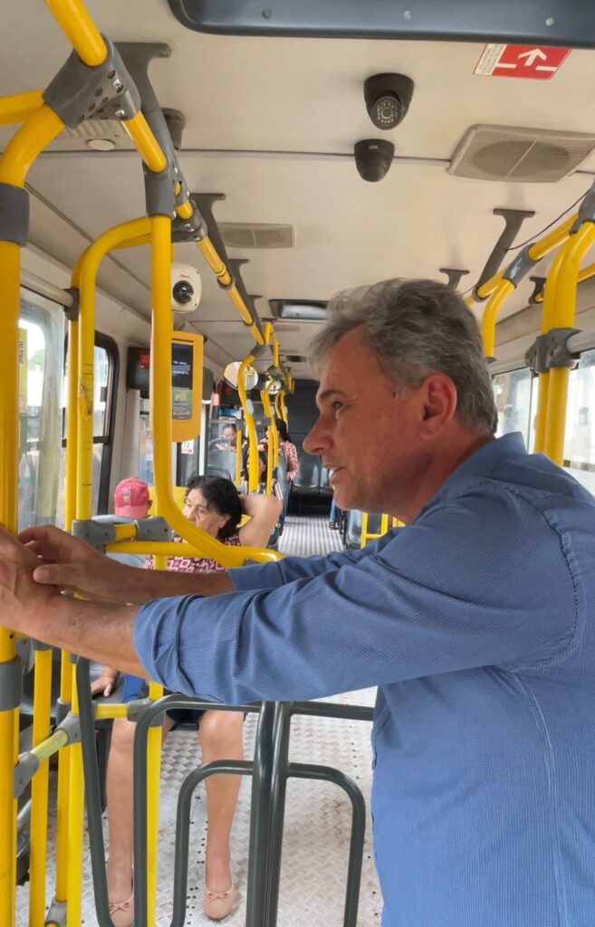 Vereador Zé da Farmácia circula em coletivo para expor a realidade das linhas em nossa capital