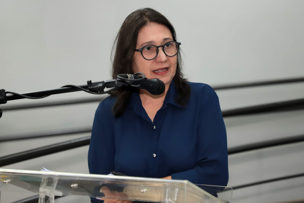 Vereadora Luiza Ribeiro afirma que o Executivo e Legislativo não podem iniciar qualquer negociação com o HCAA com o atendimento paralisado