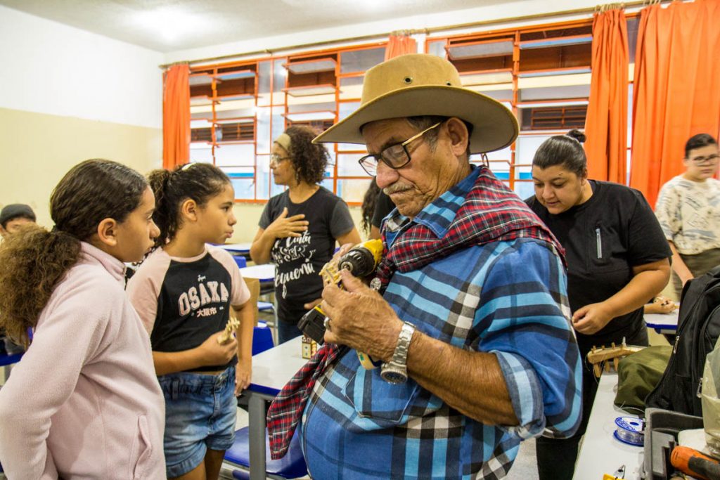 Alunos de escolas públicas de Campo Grande aprendem arte da confecção da viola de cocho pantaneira