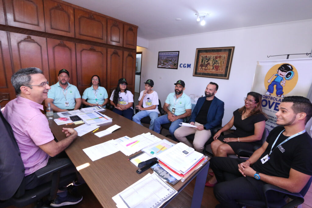 Alunos premiados pela CGM buscam instituição para apoio sobre prestação de contas