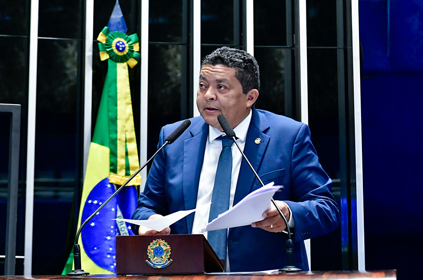 À tribuna, em discurso, senador Beto Faro (PT-PA).
