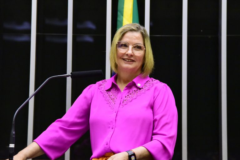 Deputada Ana Paula Leão fala ao microfone