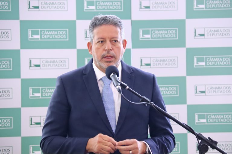 Câmara debaterá financiamento do piso da enfermagem, diz Lira a prefeitos