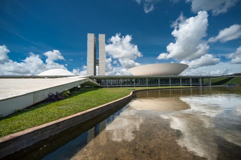 Prédio da Câmara dos Deputados num dia claro