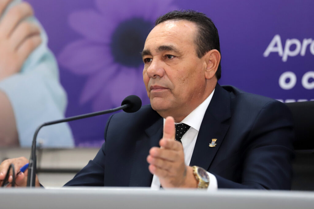 Carlão preside sessão com aprovação de 10 projetos, R$ 8,7 milhões para entidades, atende manifestantes e se compromete na luta pelo asfalto do Ramez Tebet