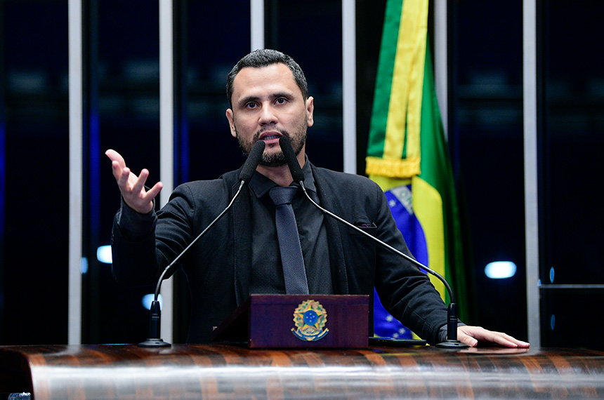 À tribuna, em discurso, senador Cleitinho (Republicanos-MG). O parlamentar fala sobre redução de taxas e preços abusivos.