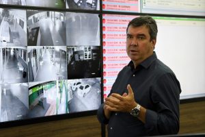 Com foco na segurança de estudantes, governador vistoria Centro de Monitoramento das escolas estaduais
