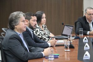 Comitiva de MS conhece processo de tramitação eletrônica, Sala de Situação e fortalece laços com MT