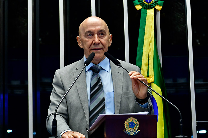 Em discurso, à tribuna, senador Confúcio Moura (MDB-RO).