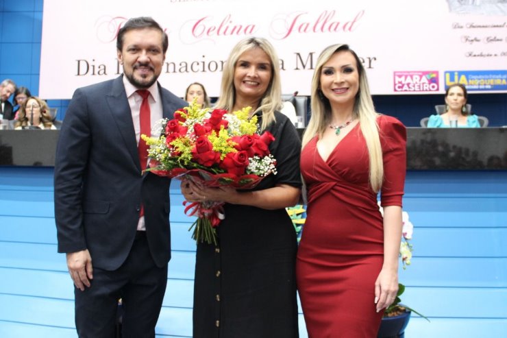 Deputado Lucas de Lima entrega troféu Celina Jallad em homenagem às mulheres