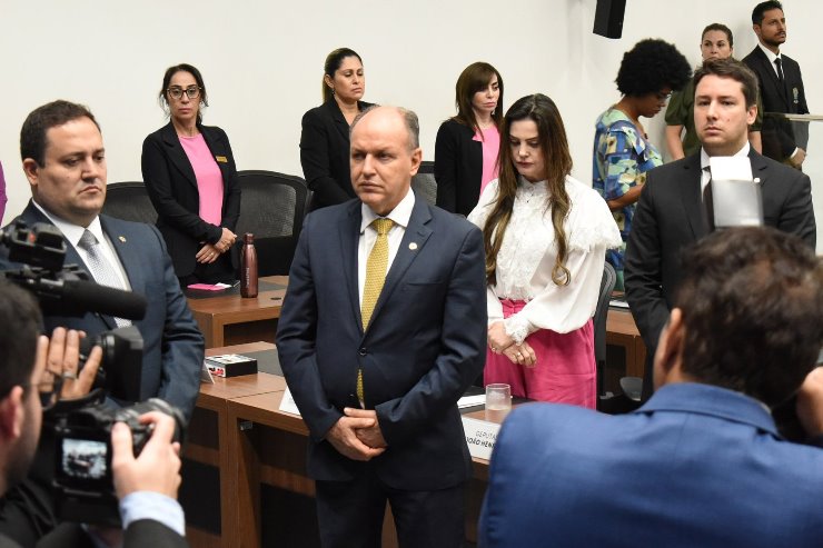 Deputados fazem um minuto de silêncio em memória das vítimas de feminicídio