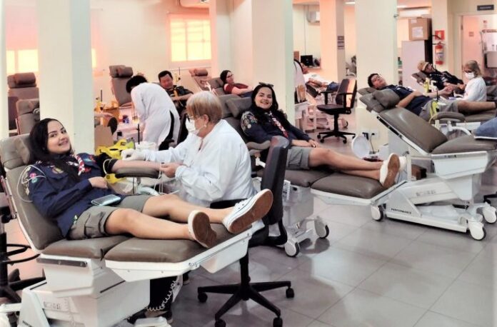 Doação de sangue é transformada em campanha por mãe e filhas gêmeas, que já precisaram do Hemosul