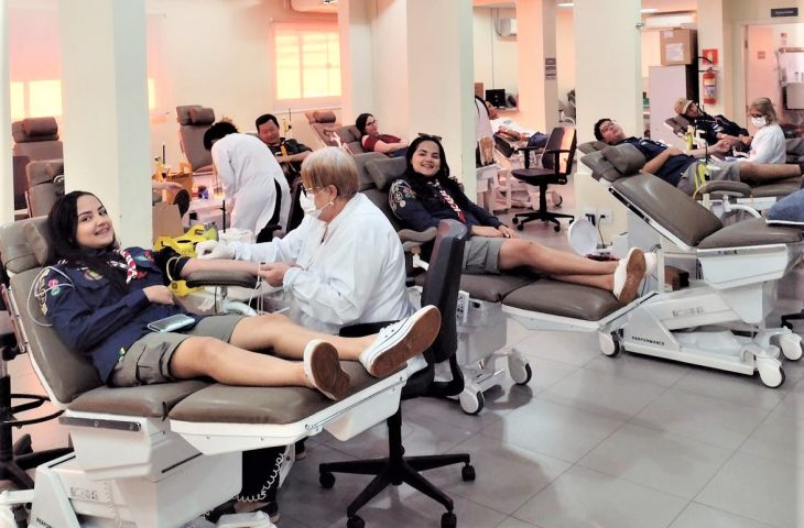 Doação de sangue é transformada em campanha por mãe e filhas gêmeas, que já precisaram do Hemosul