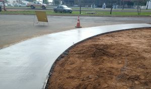 Duplicação da Cafezais avança com instalação de calçadas e aplicação de asfalto