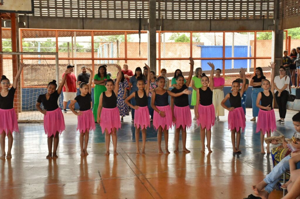 Escola José Dorilêo de Pina comemora 40 anos com apresentação de ginástica rítmica