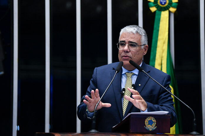 À tribuna, em discurso, senador Eduardo Girão (Novo-CE). 