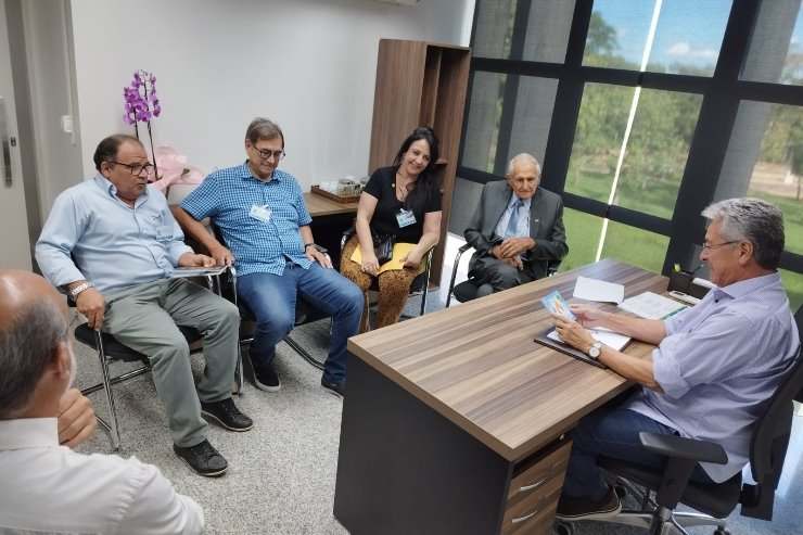 Hashioka discute malha ferroviária de MS com representantes do Rotary e da Casa de Cultura