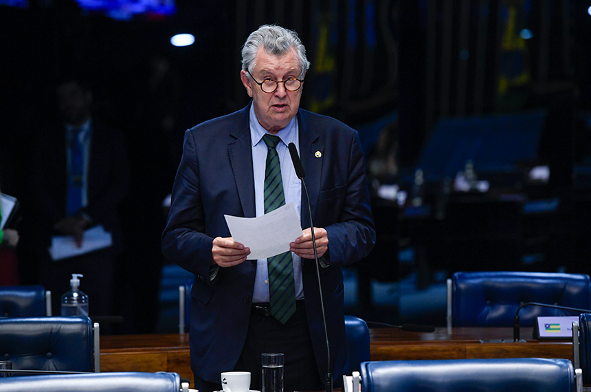 Em pronunciamento, à bancada, senador Luis Carlos Heinze (PP-RS).