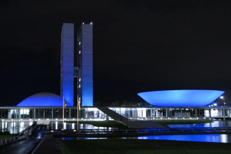 Saúde - geral - cúpula do congresso nacional iluminada de azul - novembro azul - câncer de próstata