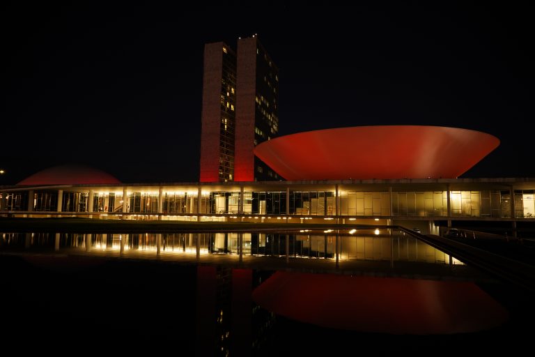 Congresso se ilumina de vermelho em alusão ao Dia Internacional da Talassemia
