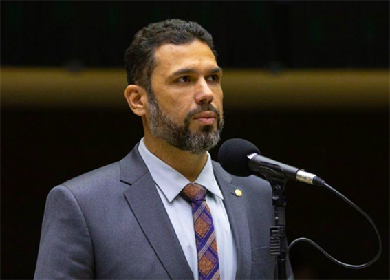 Líder do Podemos reforça apoio a programas de transferência de renda a famílias em vulnerabilidade