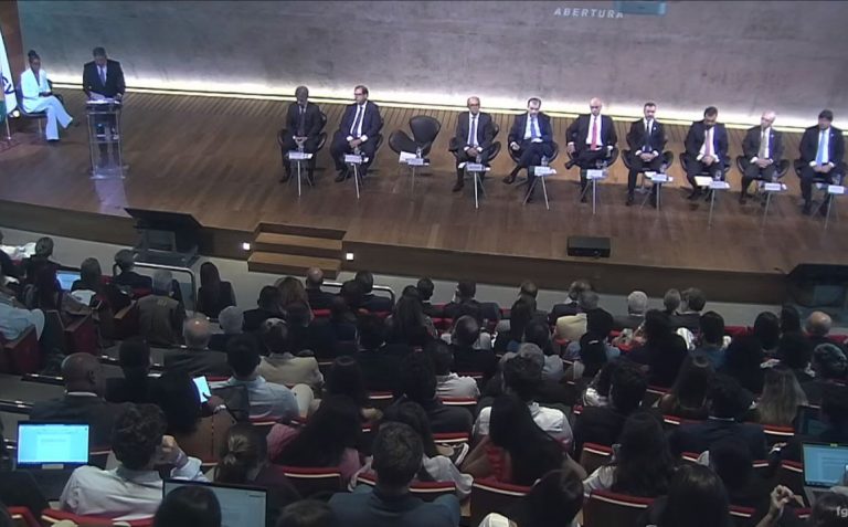 Lira discursa no evento