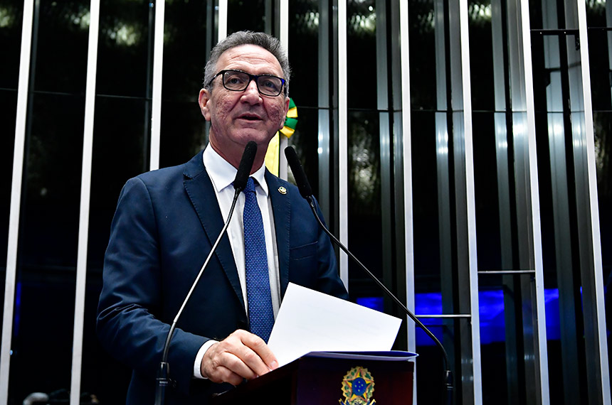 Em discurso, à tribuna, senador Lucas Barreto (PSD-AP).