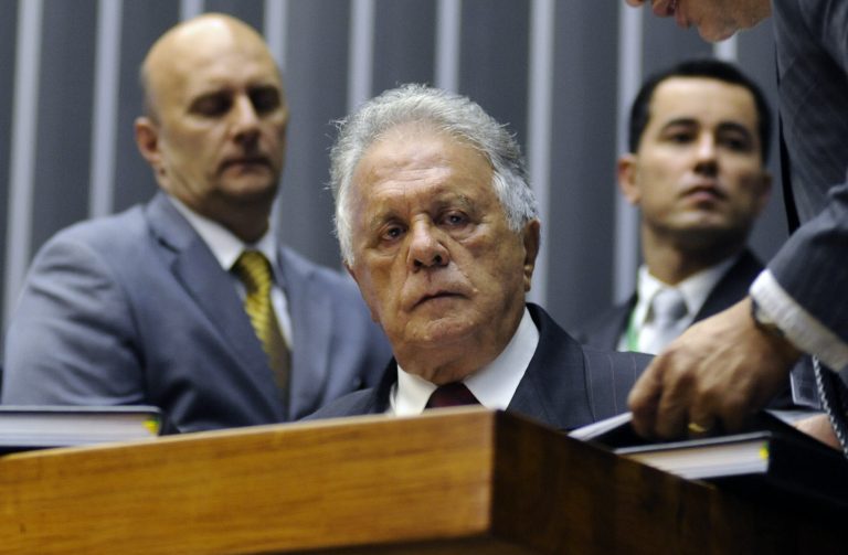 Deputado Edmar Moreira está sentado no Plenário da Câmara