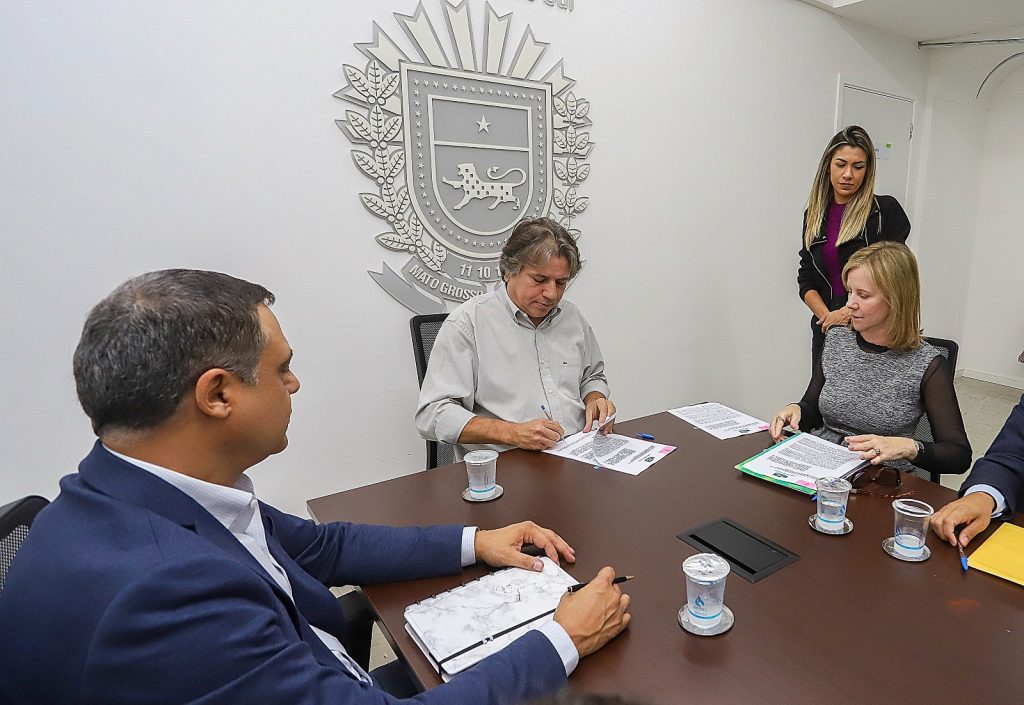 Obra marca início da implantação da infovia digital no Estado