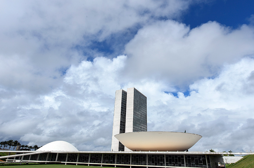 No Senado Federal, o teletrabalho ou home office vem sendo uma alternativa a partir das medidas de isolamento tomadas em função do coronavírus, assim como a restrição de acesso às dependências da Casa e a votação parlamentar remota, marco tecnológico para o Poder Legislativo.