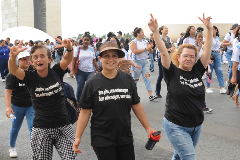 Profissionais de enfermagem protestam contra suspensão do piso salarial, na Esplanada dos Ministérios.