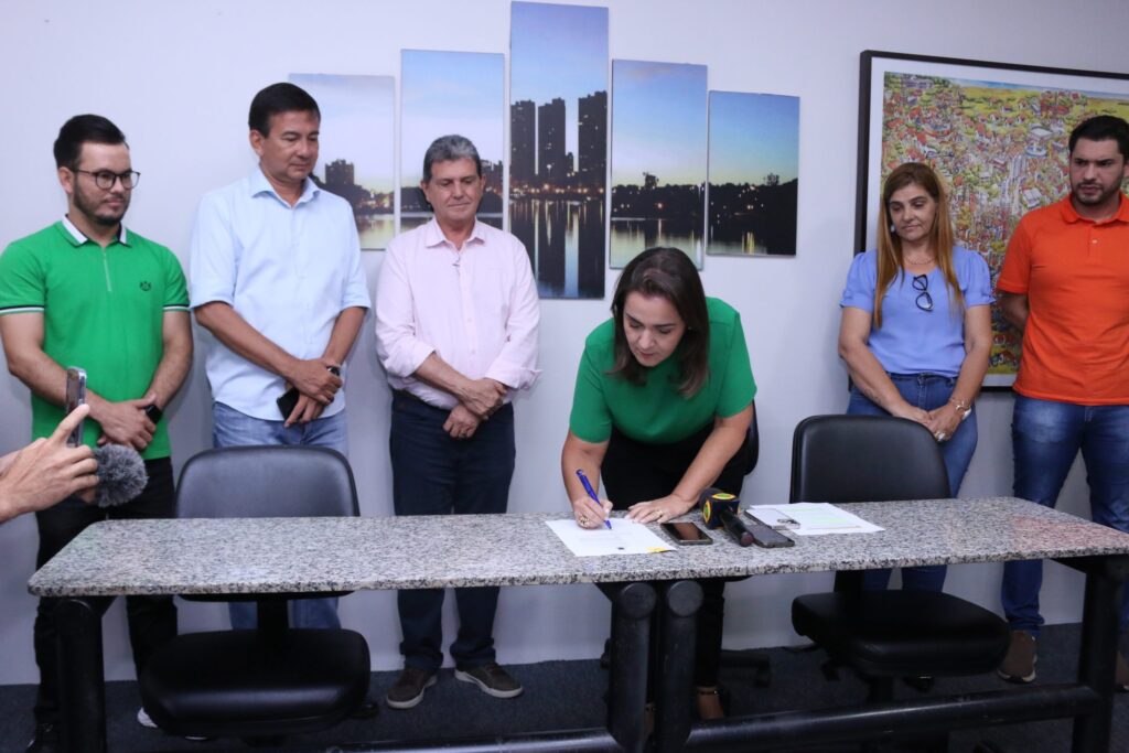 Prefeita assina nova regulamentação do Programa Locação Social e concede 100% de subsídio de aluguel em casos especiais