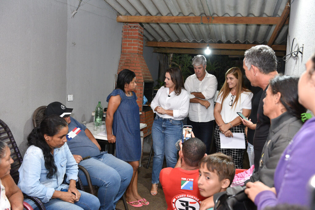 Prefeita vai à comunidade Osvaldo Aranha para garantir a ligação regular de energia
