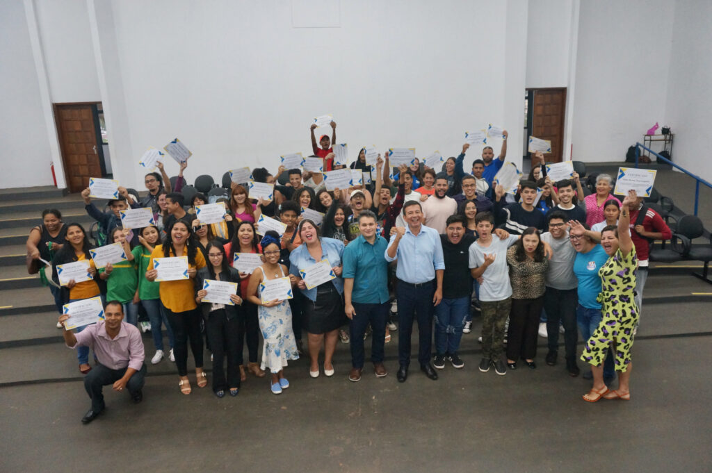 Prefeitura capacita mais de 80 jovens em cursos de auxiliar de RH e Noções Básicas de Espanhol