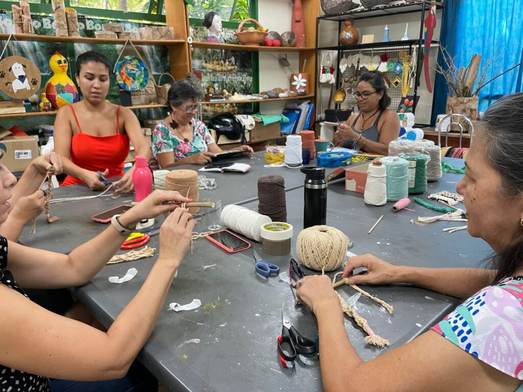Prefeitura oferece curso gratuito de macramê e luminárias em barbante