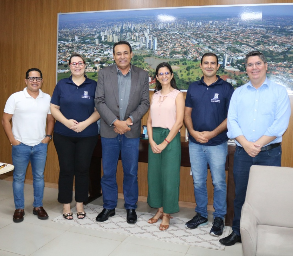 Presidente Carlão recebe dois novos concursados intérpretes de LIBRAS  para atuarem nas sessões e trabalhos da Câmara Municipal