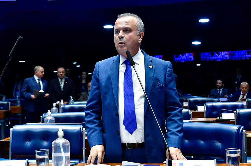 Em pronunciamento, à bancada, senador Rogerio Marinho (PL-RN).