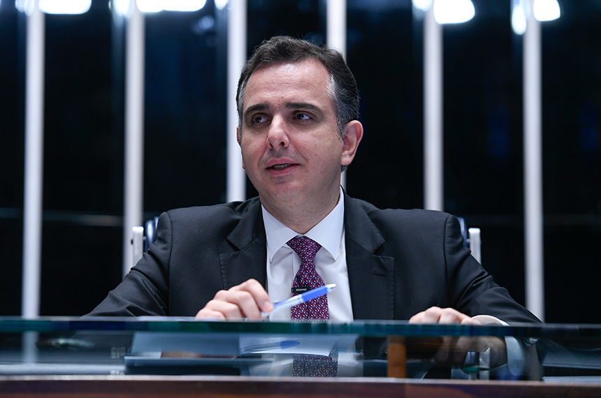 À mesa, presidente do Senado Federal, senador Rodrigo Pacheco (PSD-MG) conduz a sessão.